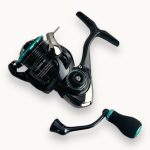 چرخ ماهیگیری DAIWA مدل EMERALDAS کد ELT2000S-XH سایز ۲۰۰۰
