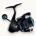 چرخ ماهیگیری DAIWA مدل EMERALDAS کد ELT2000S-XH سایز ۲۰۰۰