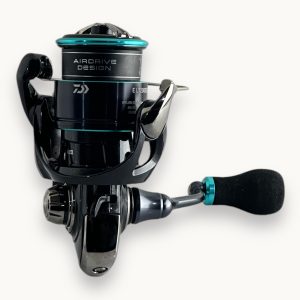 چرخ ماهیگیری DAIWA مدل EMERALDAS کد ELT2000S-XH سایز ۲۰۰۰