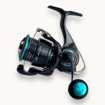 چرخ ماهیگیری DAIWA مدل EMERALDAS کد ELT3000S-H سایز ۳۰۰۰