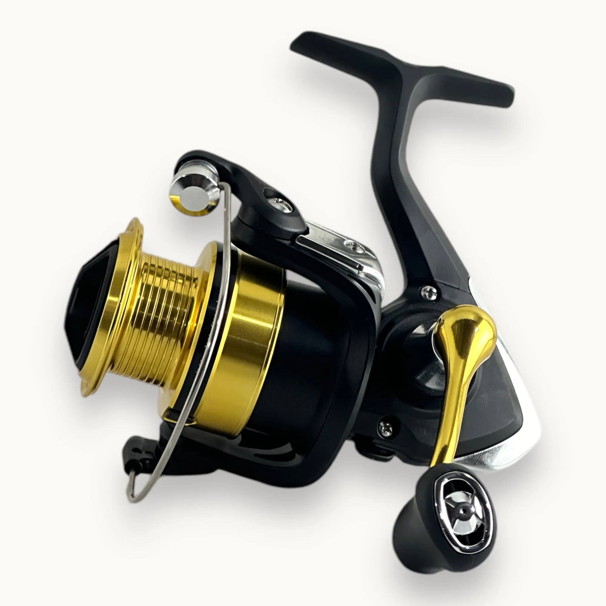 چرخ ماهیگیری DAIWA مدل RS سایز ۲۵۰۰ چرخ ماهیگیری دایوا مدل Daiwa RS 2500 با اسپول طلایی برای اسپینینگ