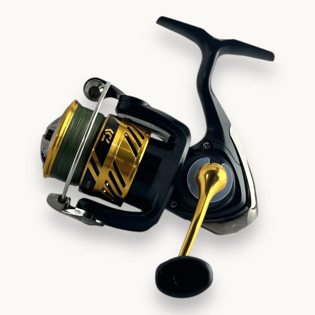 چرخ ماهیگیری DAIWA مدل CROSSFIRE PE TSUKI سایز ۲۵۰۰ چرخ ماهیگیری DAIWA مدل CROSSFIRE PE TSUKI سایز ۲۵۰۰