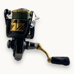 چرخ ماهیگیری DAIWA مدل CROSSFIRE PE TSUKI سایز ۲۰۰۰