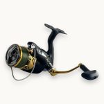 چرخ ماهیگیری DAIWA مدل CROSSFIRE PE TSUKI سایز ۲۰۰۰