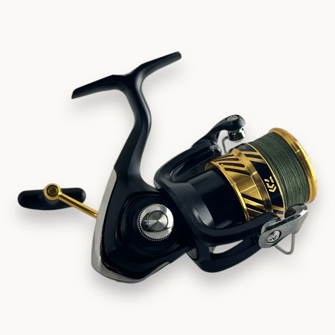 چرخ ماهیگیری DAIWA مدل CROSSFIRE PE TSUKI سایز ۵۰۰۰ چرخ ماهیگیری DAIWA مدل CROSSFIRE PE TSUKI سایز ۵۰۰۰