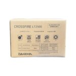 جعبه بسته‌بندی چرخ ماهیگیری دایوا Crossfire LT 2500 مدل 2026 که مشخصات فنی اصلی مانند فناوری Airdrive، درگ ۵ کیلوگرم، وزن ۲۵۰ گرم و عبارت "ساخت تایوان" روی آن درج شده است.