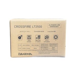 جعبه بسته‌بندی چرخ ماهیگیری دایوا Crossfire LT 2500 مدل 2026 که مشخصات فنی اصلی مانند فناوری Airdrive، درگ ۵ کیلوگرم، وزن ۲۵۰ گرم و عبارت "ساخت تایوان" روی آن درج شده است.